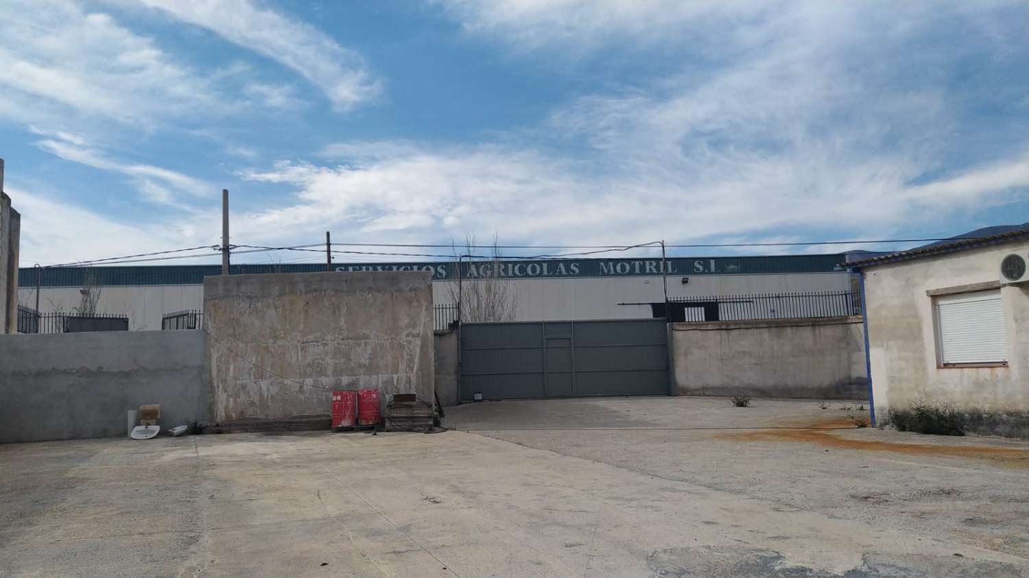 Nave industrial de 1700 m2 en Los Tablones de Motril