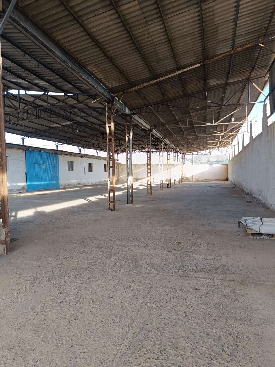 Nave industrial de 1700 m2 en Los Tablones de Motril