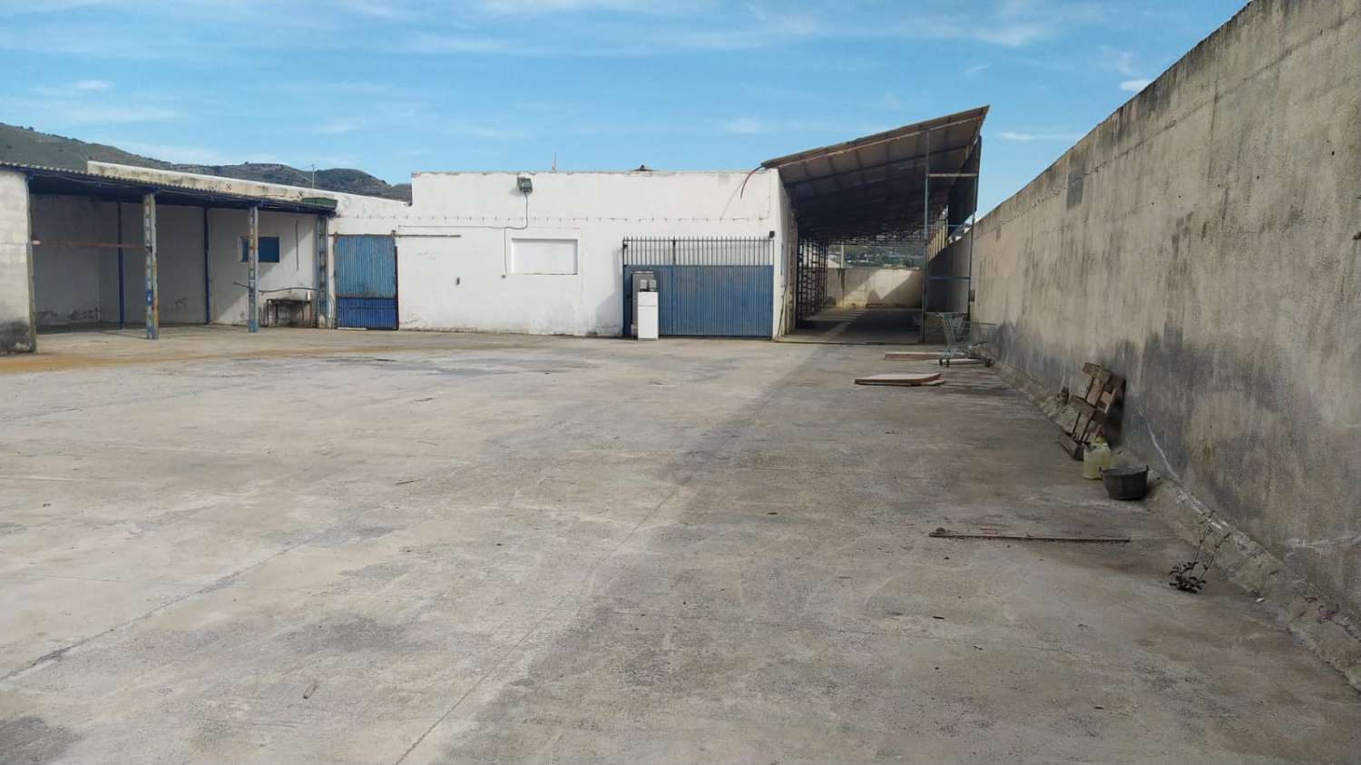 Nave industrial de 1700 m2 en Los Tablones de Motril