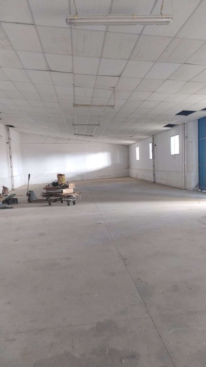 Nave industrial de 1700 m2 en Los Tablones de Motril