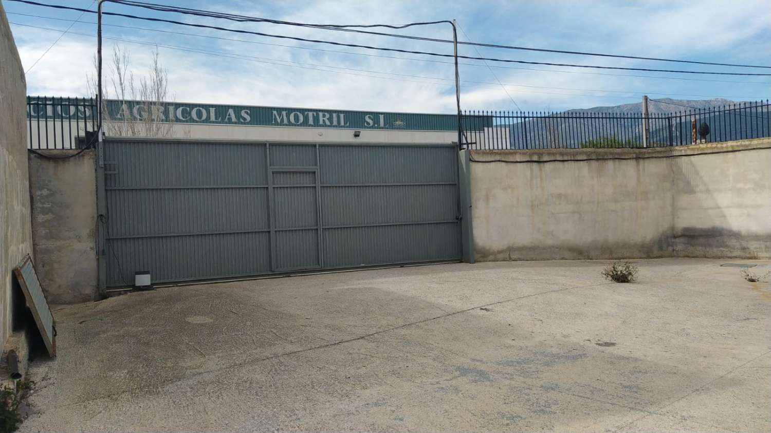 Nave industrial de 1700 m2 en Los Tablones de Motril