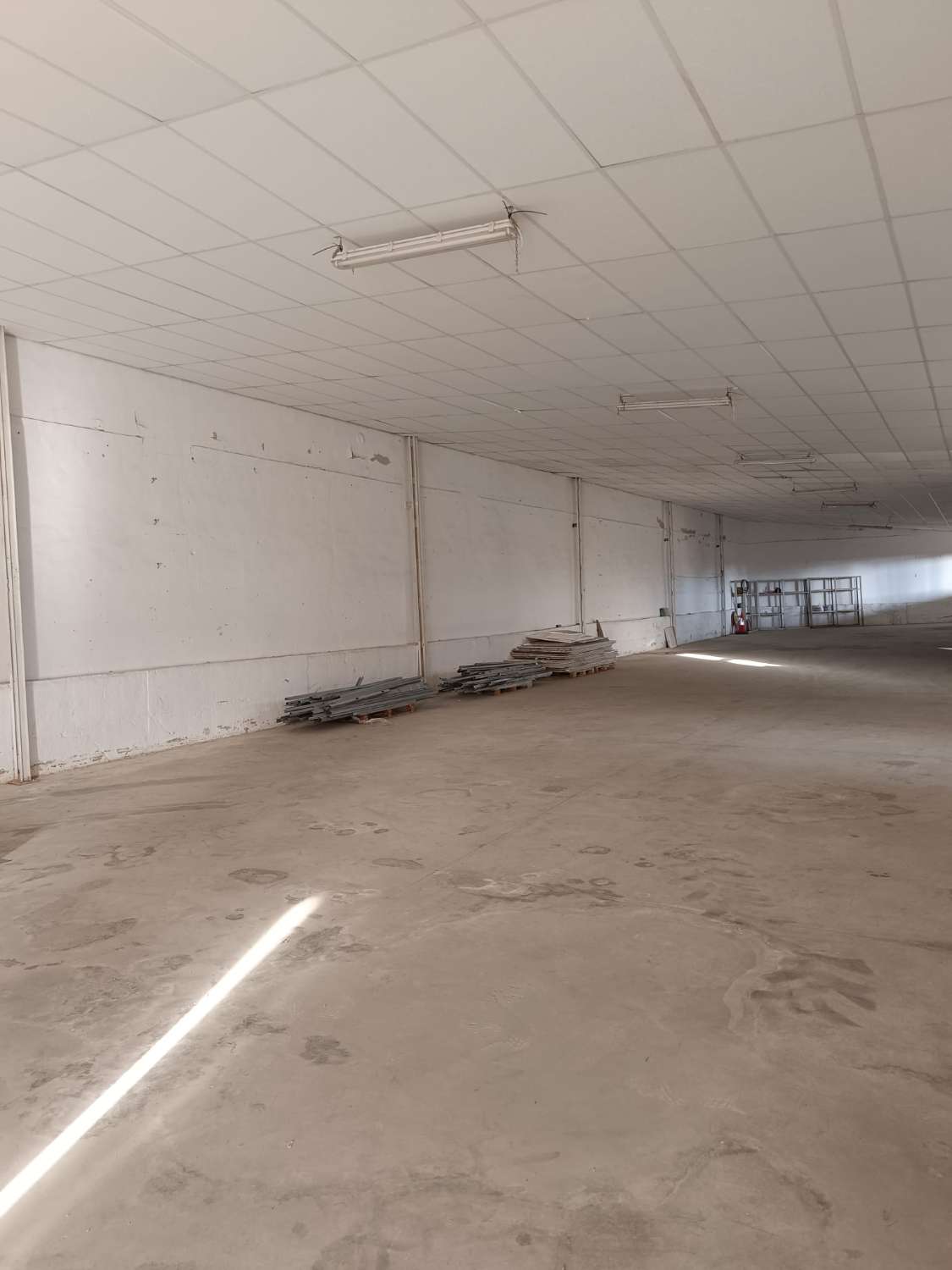 Nave industrial de 1700 m2 en Los Tablones de Motril