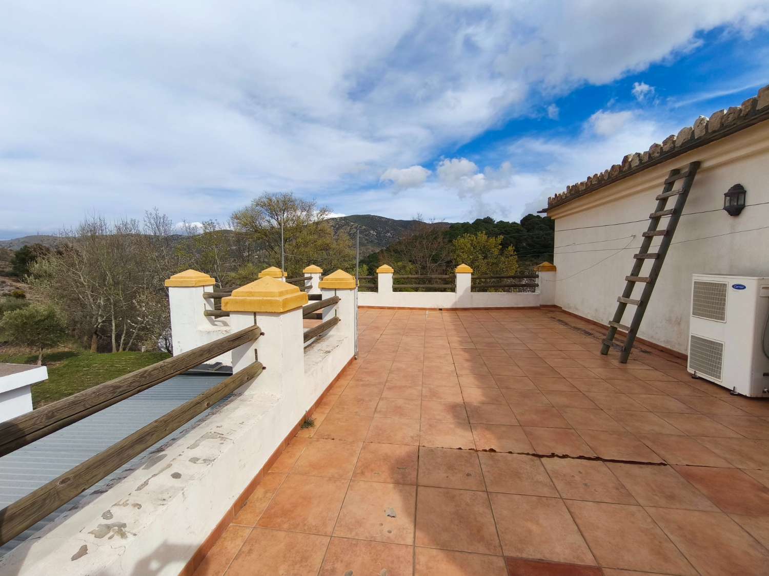 Oportunidad Exclusiva: Complejo Hotelero con Restaurante y Vistas Panorámicas en el Corazón de La Alpujarra