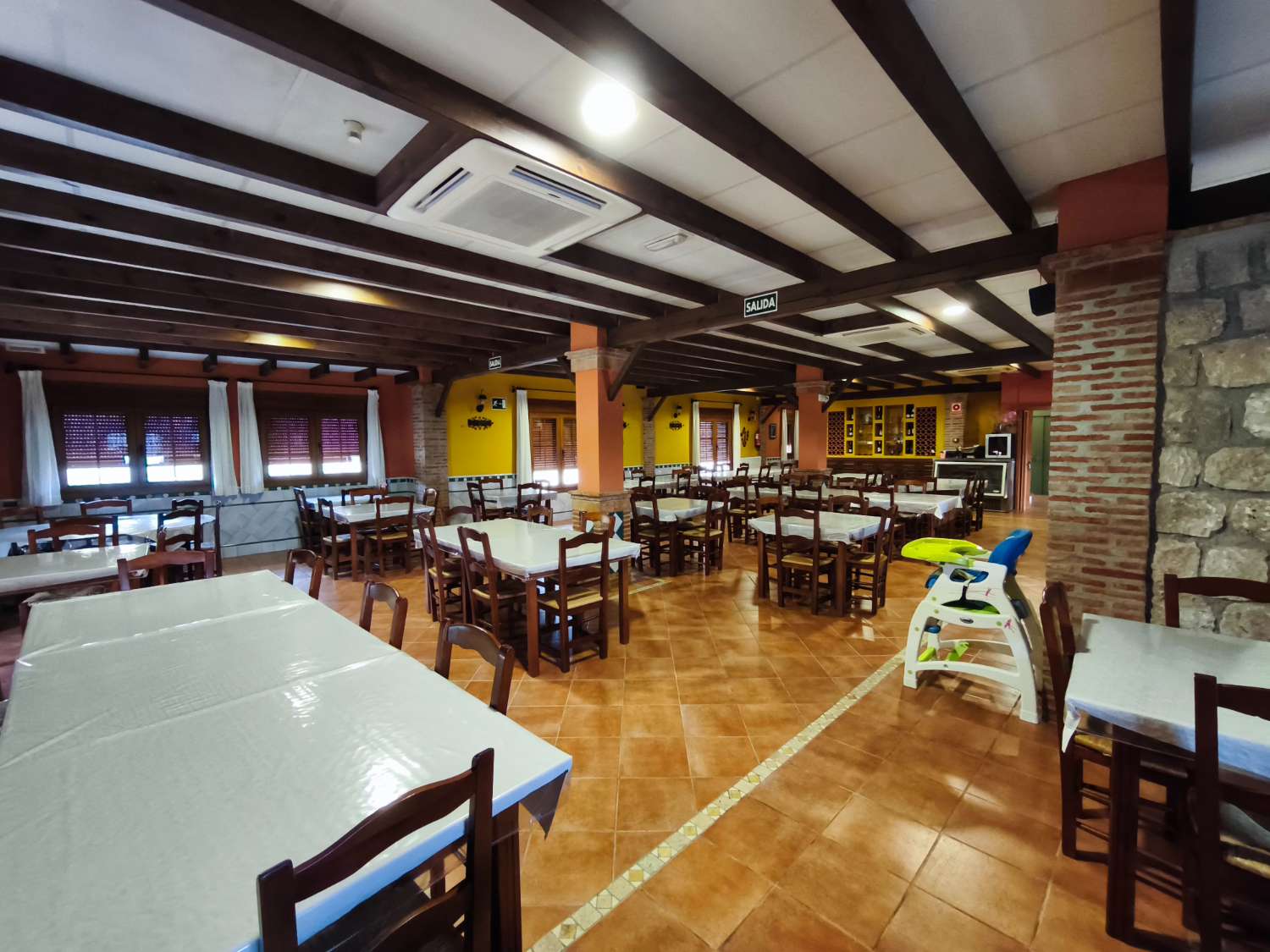Oportunidad Exclusiva: Complejo Hotelero con Restaurante y Vistas Panorámicas en el Corazón de La Alpujarra