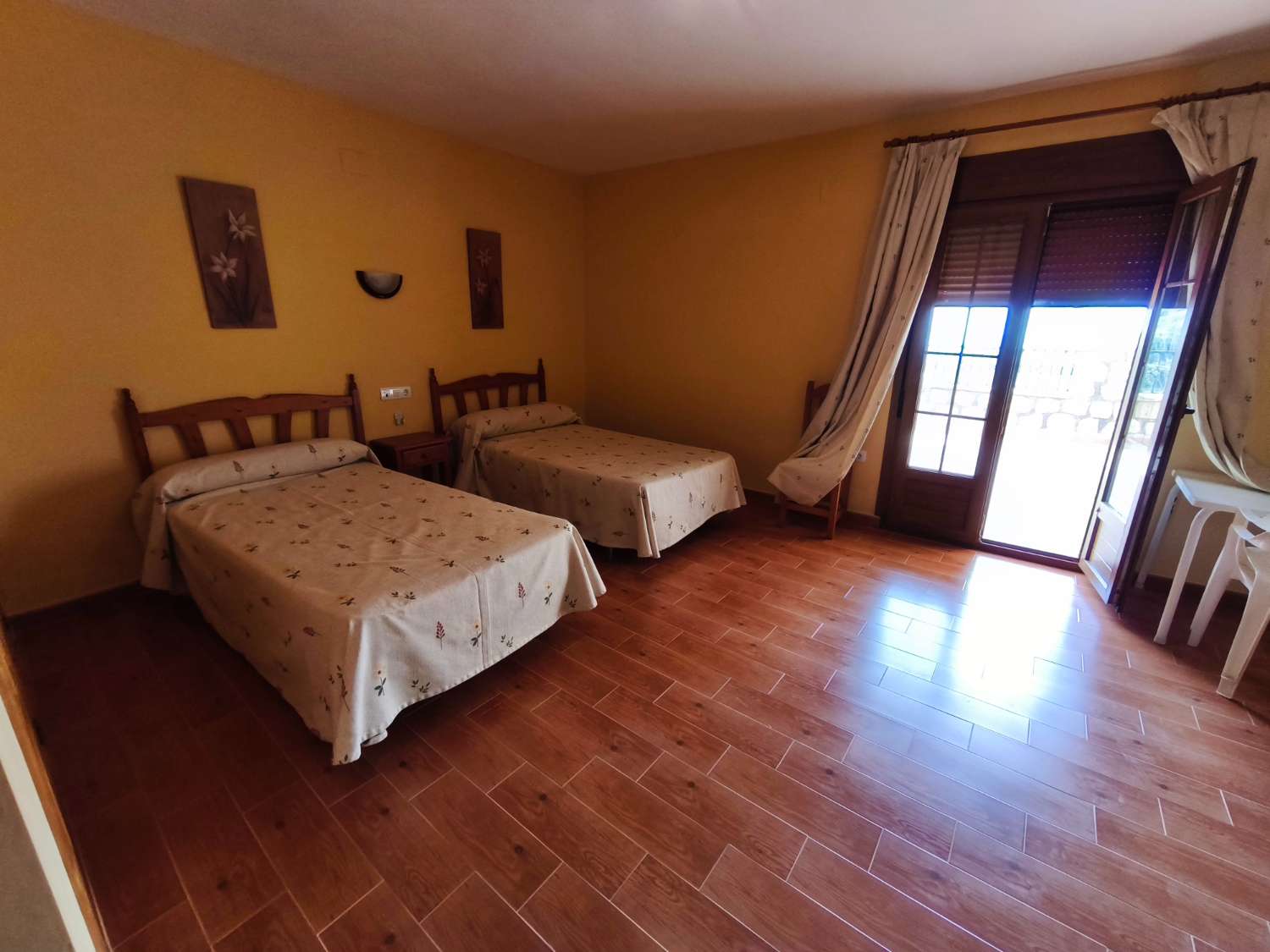 Oportunidad Exclusiva: Complejo Hotelero con Restaurante y Vistas Panorámicas en el Corazón de La Alpujarra