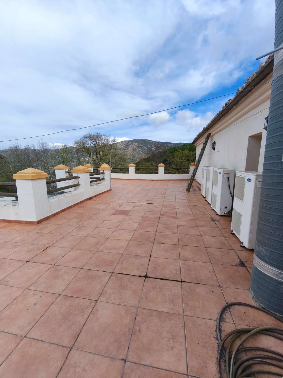 Oportunidad Exclusiva: Complejo Hotelero con Restaurante y Vistas Panorámicas en el Corazón de La Alpujarra