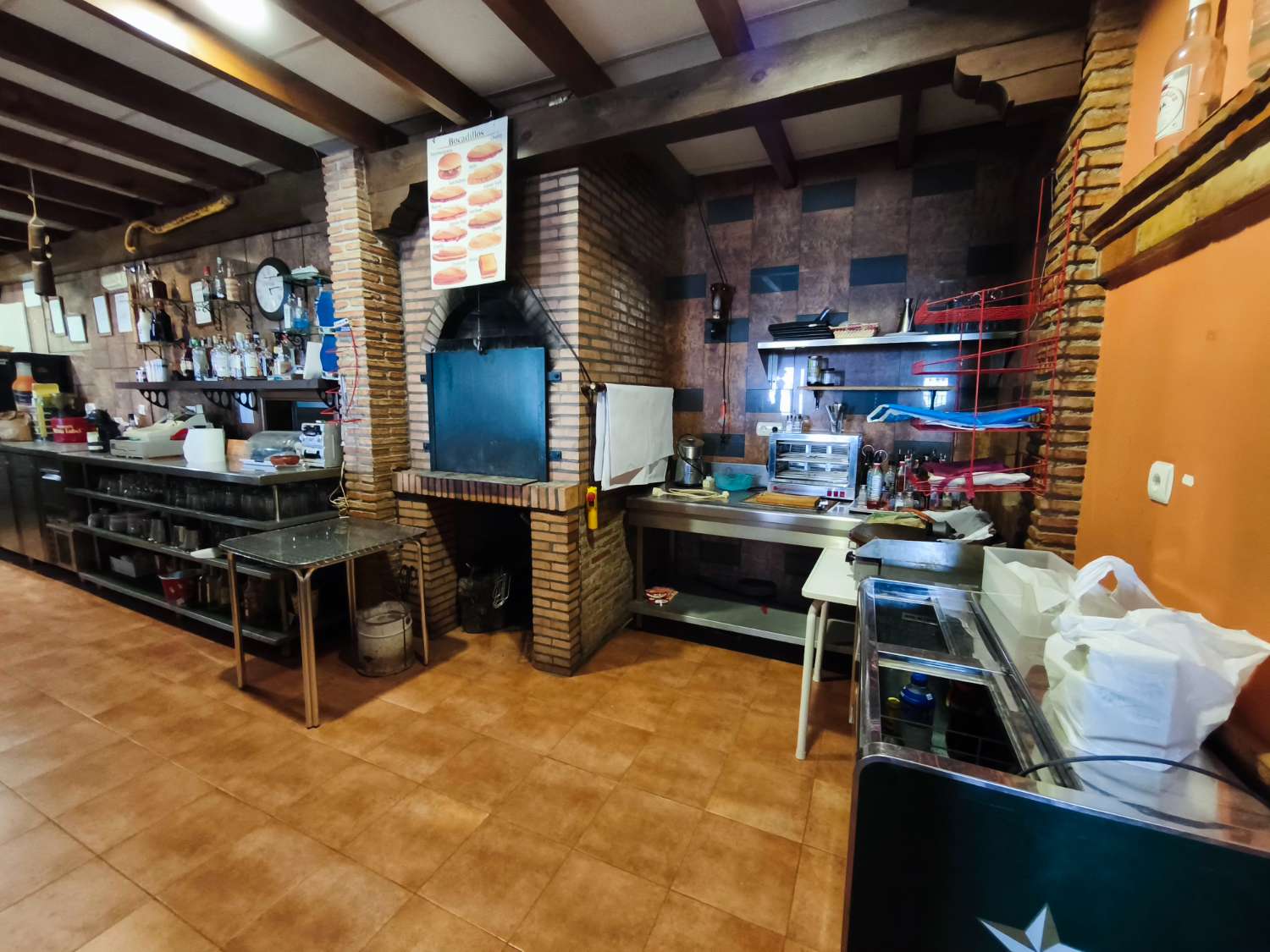 Oportunidad Exclusiva: Complejo Hotelero con Restaurante y Vistas Panorámicas en el Corazón de La Alpujarra