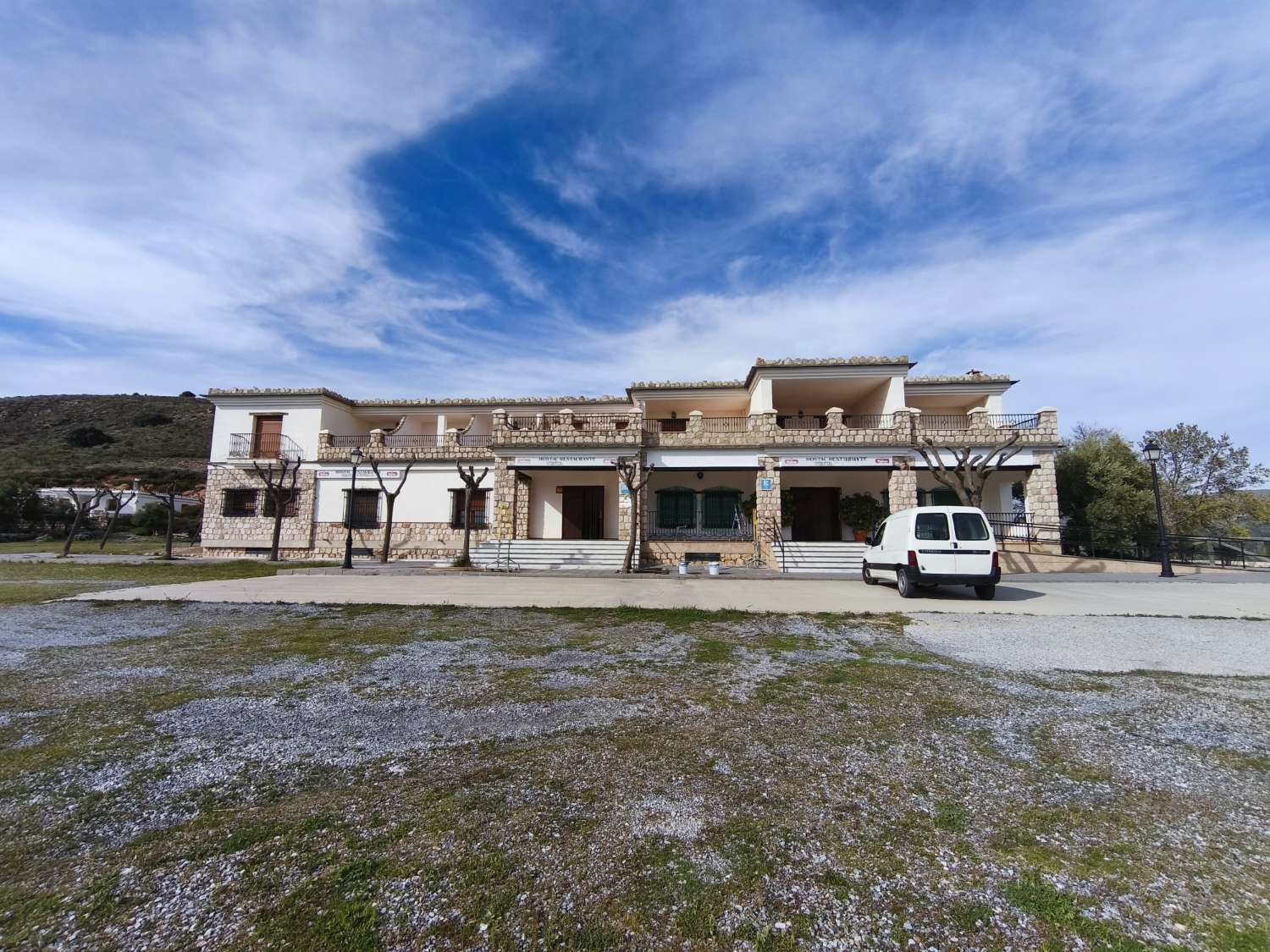 Oportunidad Exclusiva: Complejo Hotelero con Restaurante y Vistas Panorámicas en el Corazón de La Alpujarra