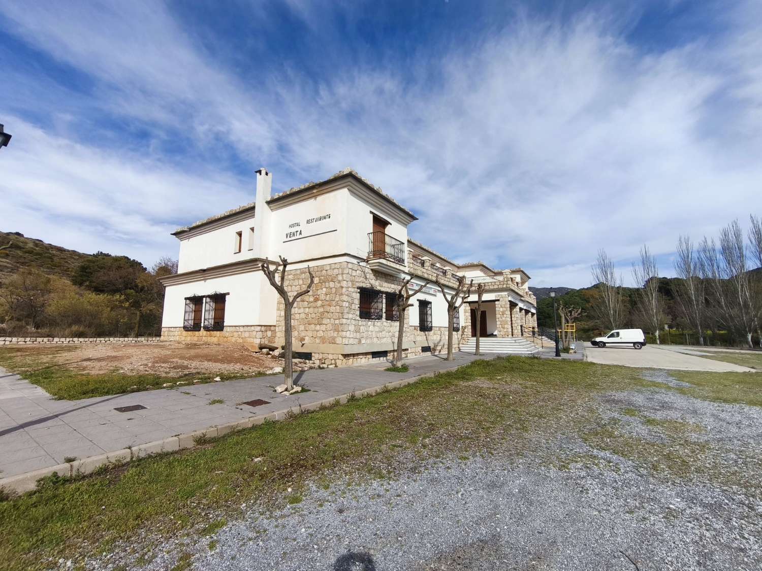 Oportunidad Exclusiva: Complejo Hotelero con Restaurante y Vistas Panorámicas en el Corazón de La Alpujarra