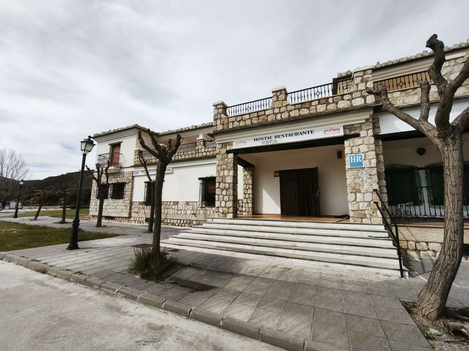 Oportunidad Exclusiva: Complejo Hotelero con Restaurante y Vistas Panorámicas en el Corazón de La Alpujarra
